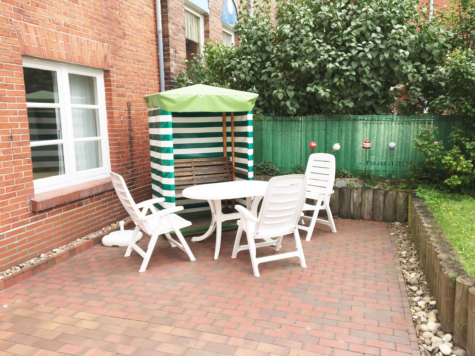 Terrasse mit Strandkorb