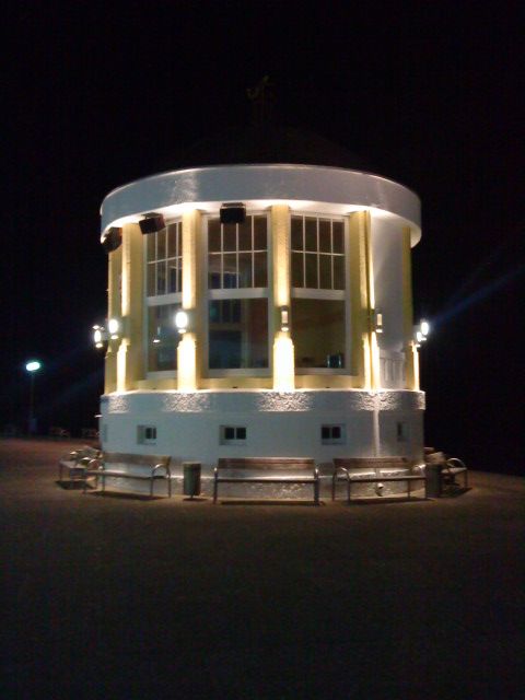 Musikpavillon am Abend